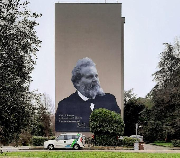 Mega Murales Carducci su immobile Ater Udine