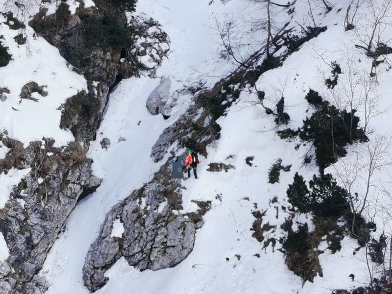 Scivola sulla neve ghiacciata e si ferma sul bordo di un salto. Salvata donna a Venzone