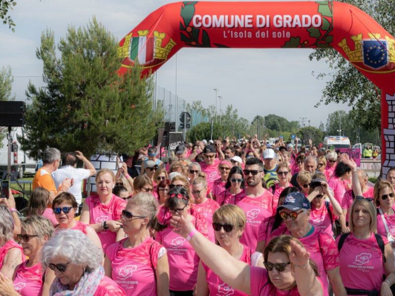 Grado si colora di rosa. In 400 per divertimento e solidarietà