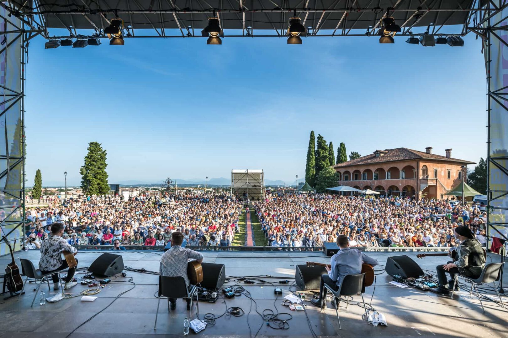 Tutto esaurito in Castello a Udine per il risveglio musicale coi 40 FINGERS