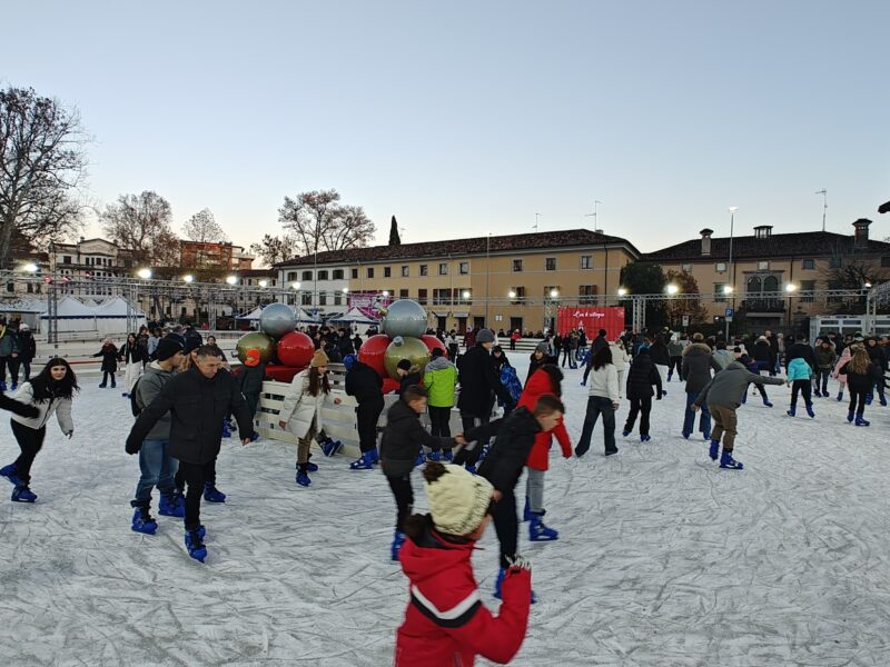 Udine: Natale 2023 –  inaugurato l’Ice Park di Piazza Primo Maggio – prezzi e orari