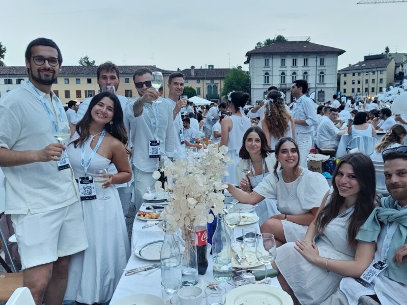 4000 persone per la cena “Di Punto in Bianco” a Udine