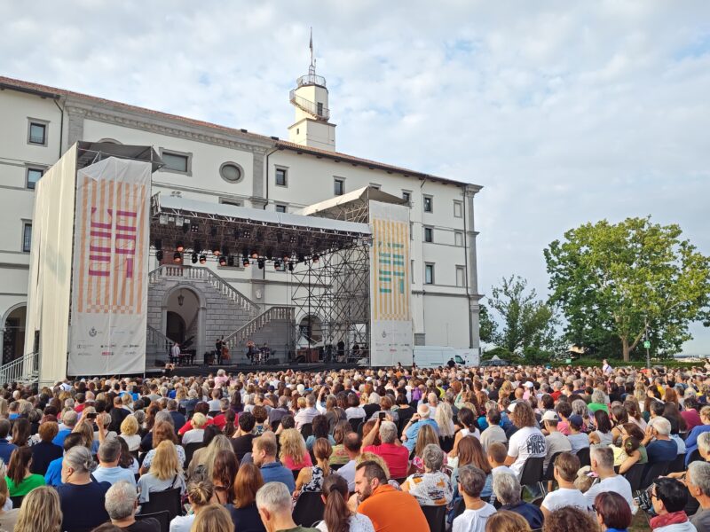 2000 persone per il concerto del risveglio con Roy Paci a Udine