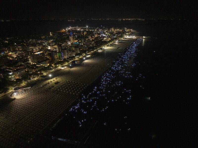 A Lignano Sabbiadoro il Più Grande Bagno Notturno Luminoso del Mondo