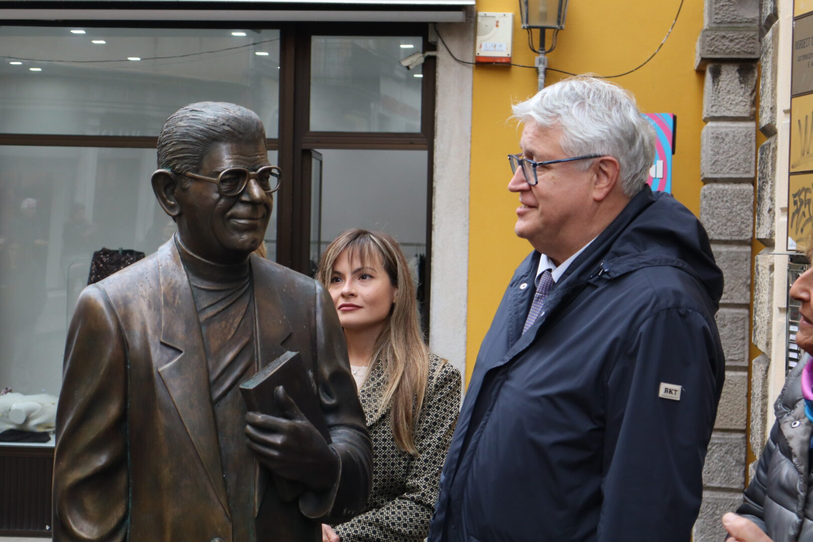 Ricollocata la statua di Carlo Sgorlon, davanti alla biblioteca civica Joppi