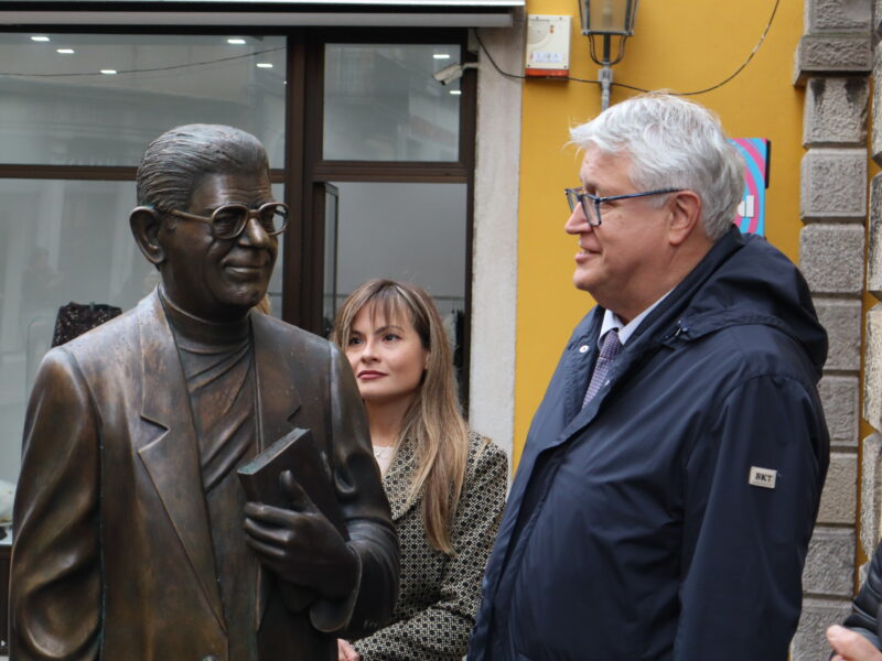 Ricollocata la statua di Carlo Sgorlon, davanti alla biblioteca civica Joppi