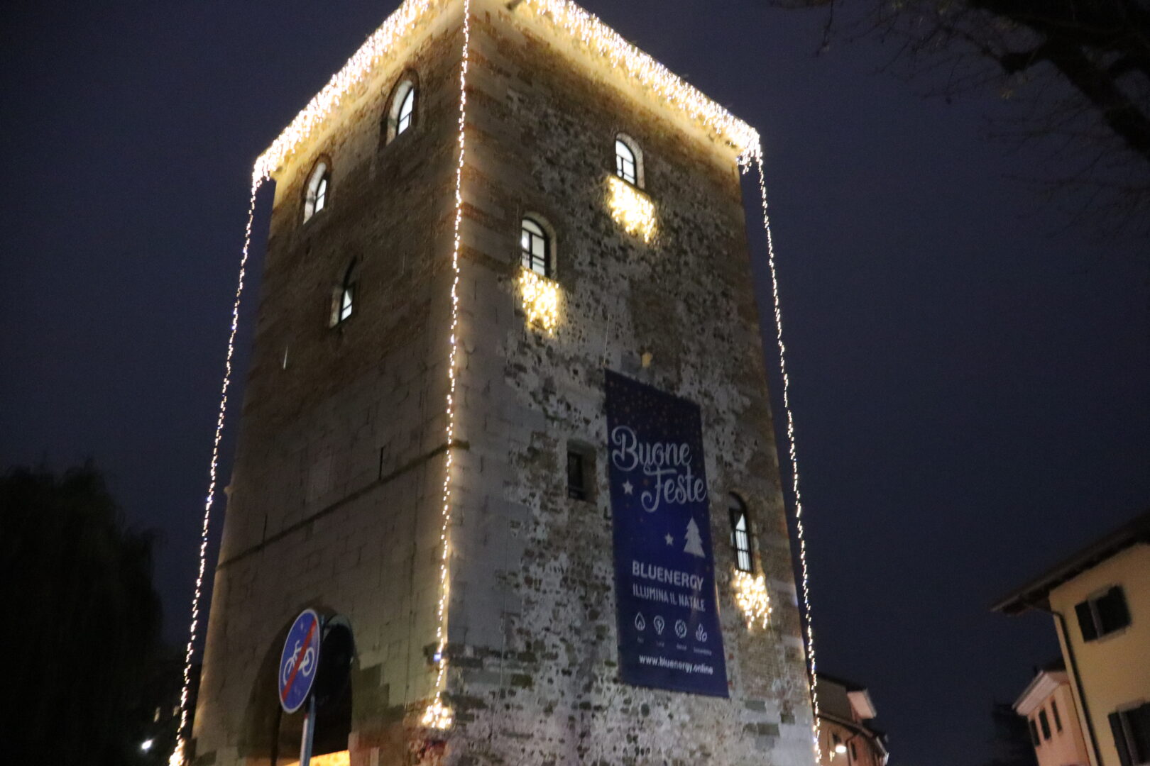 Le porte storiche di Udine si accendono per il Natale