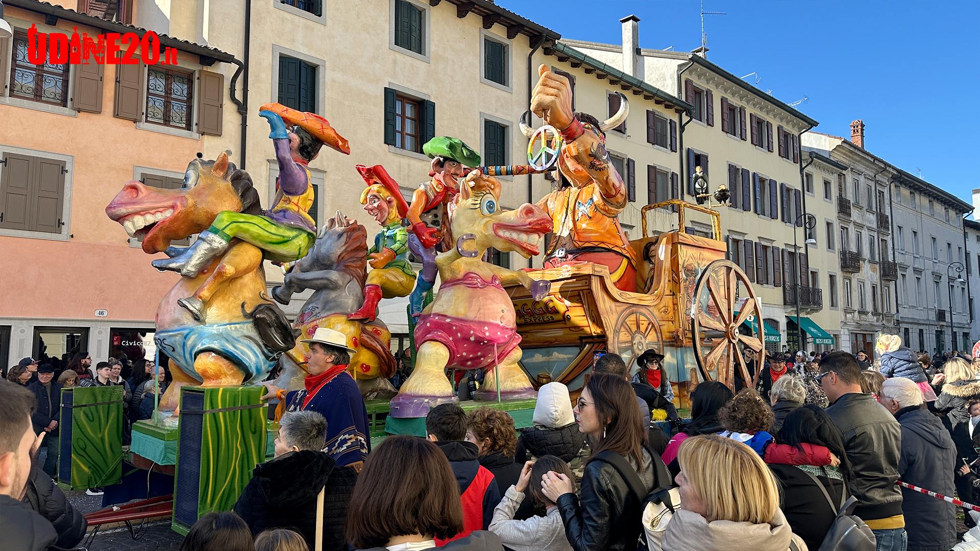 Carnevale a Udine: in migliaia per vedere i carri. Le foto